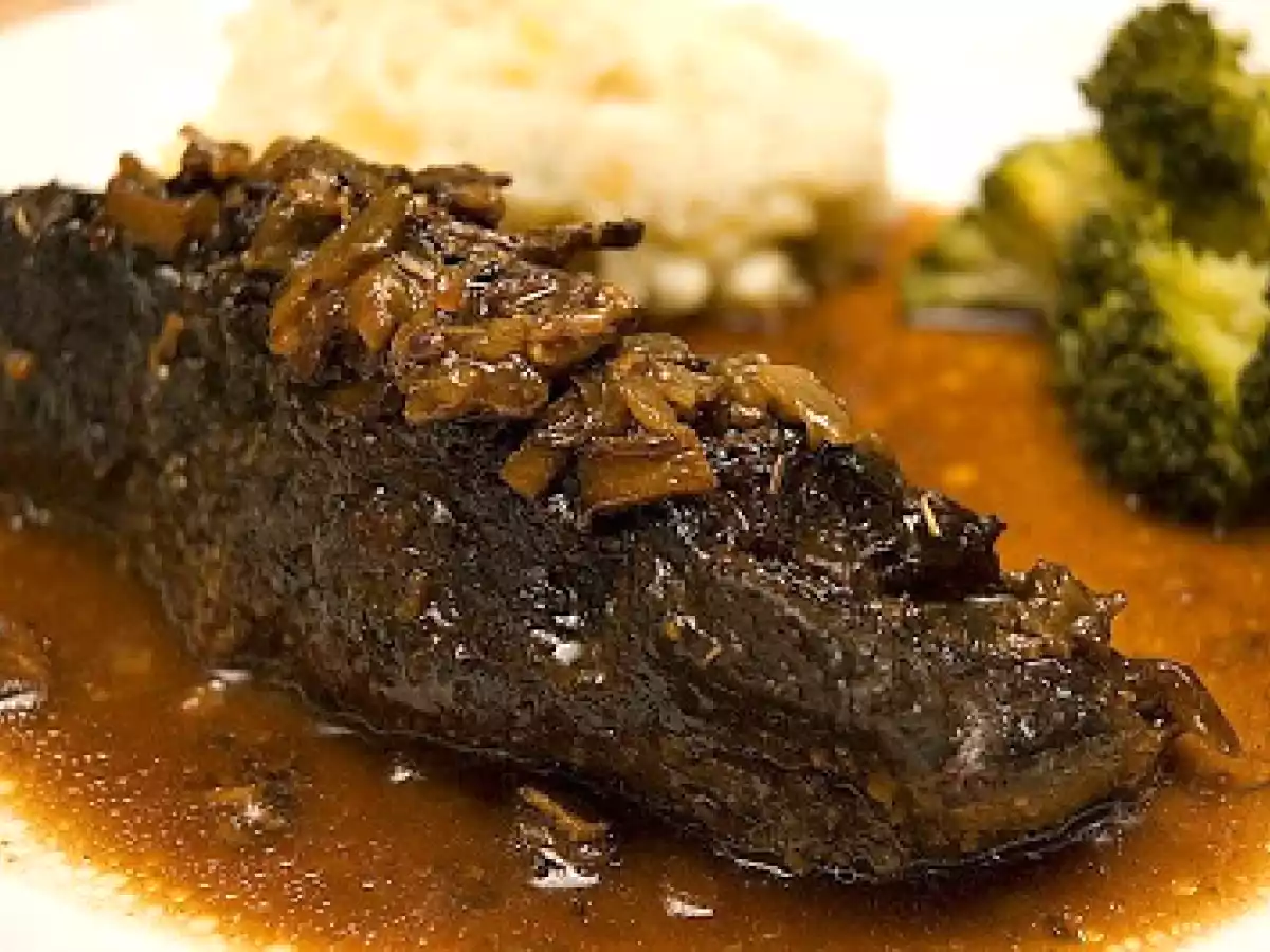 Bavettes braisées à la bière et aux oignons