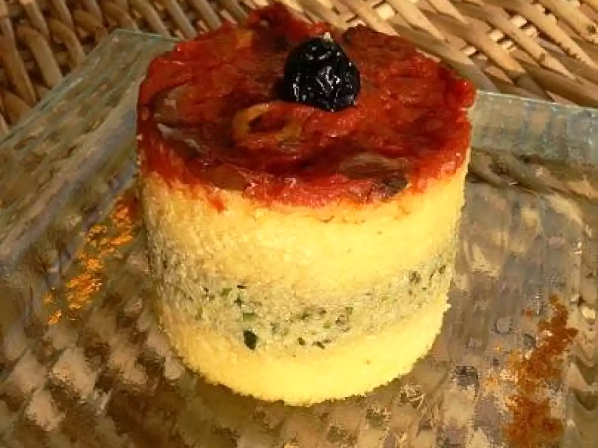 Bayadère de polenta au flan de courgettes à la tapenade et à la ricotta.