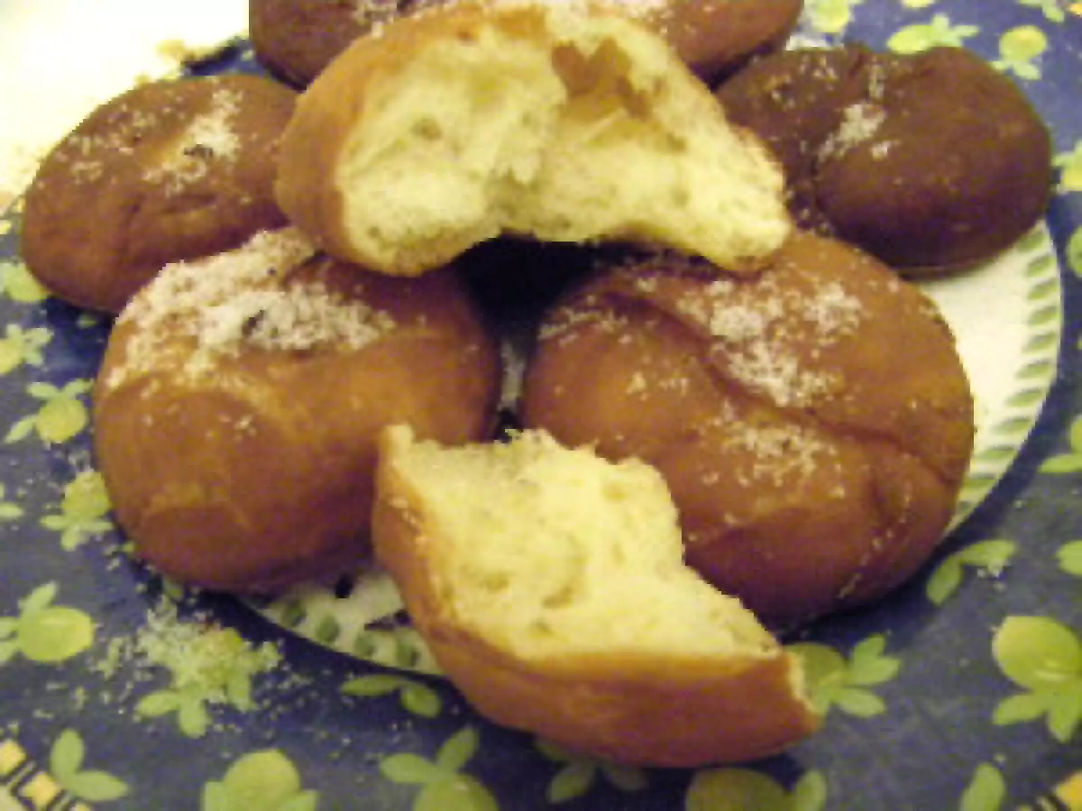 Beignets de pâte levée ( genre donuts ou fourrés à la compote )