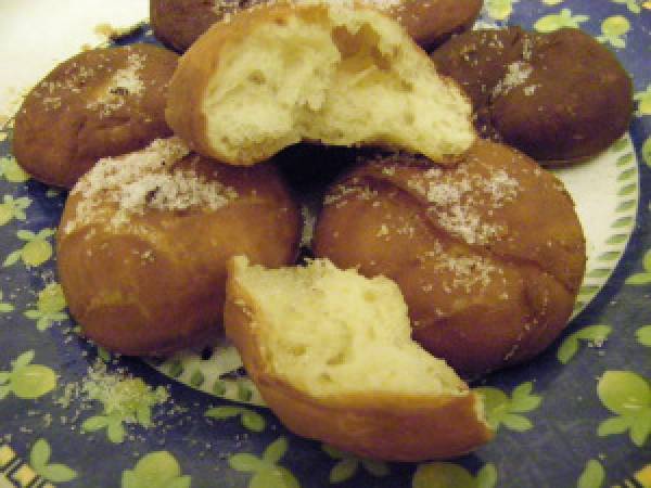 Beignets de pâte levée ( genre donuts ou fourrés à la compote )