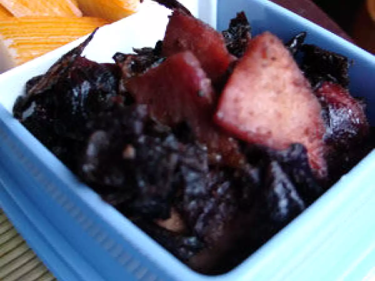 Bento : omelette fourée aux oeufs de lump & salade de chou rouge et pommes