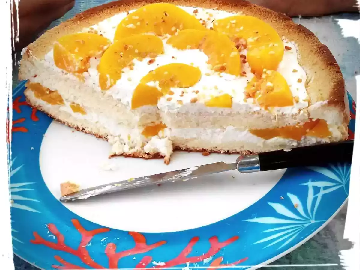 Biscuit de savoie à la pêche et éclats de pralin