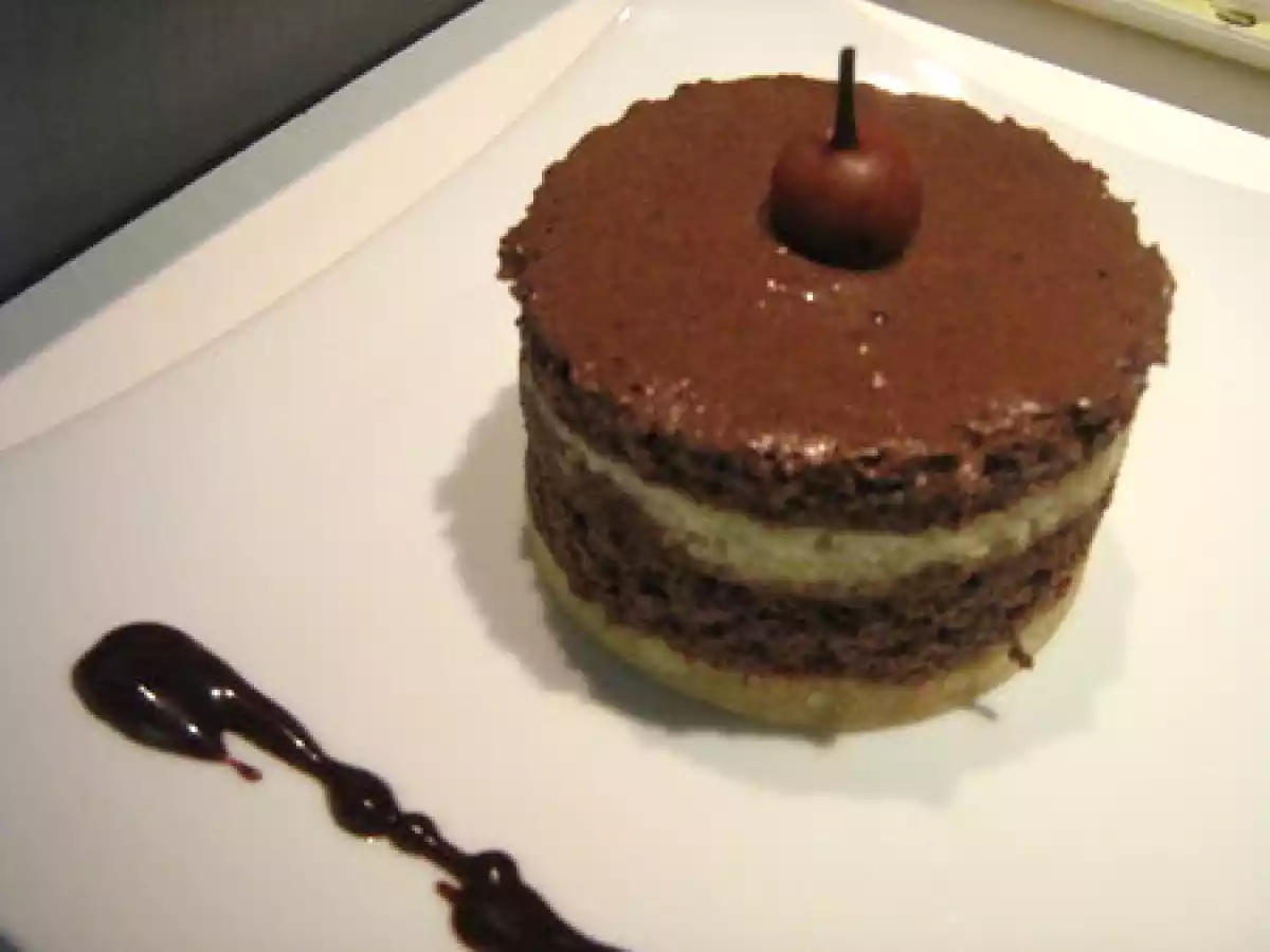 Biscuit Joconde, mousse au chocolat et griottes