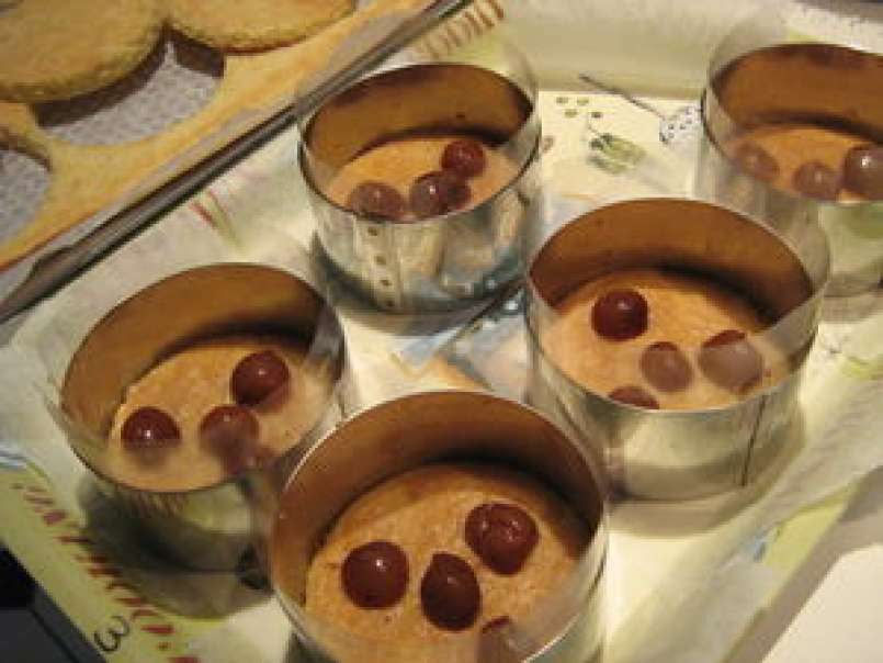 Biscuit Joconde, mousse au chocolat et griottes - photo 2
