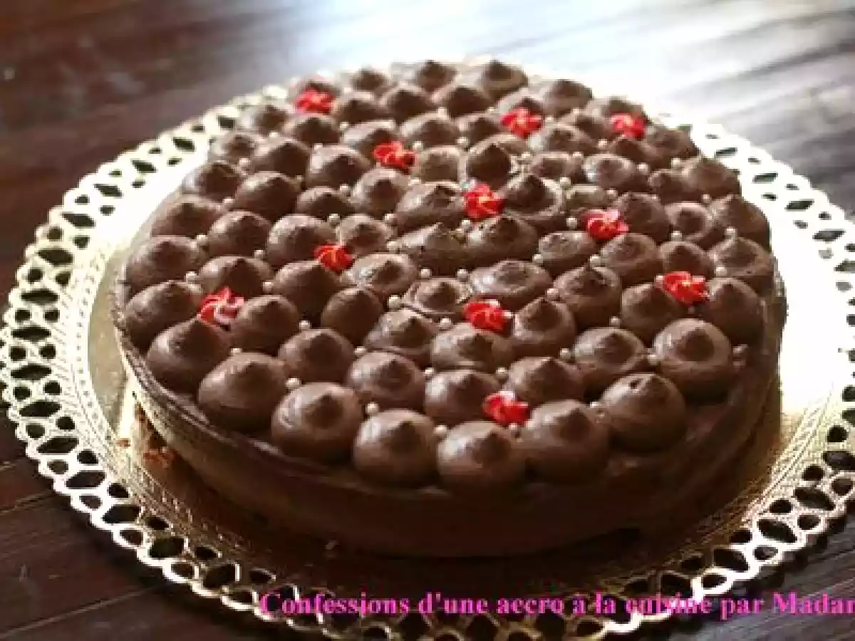 Biscuit moelleux coco-citron vert, fraises et crémeux à l'hibiscus.