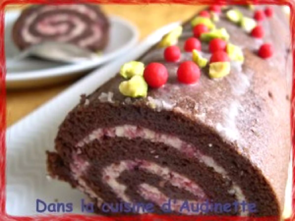 Biscuit roulé au chocolat et crème aux framboises