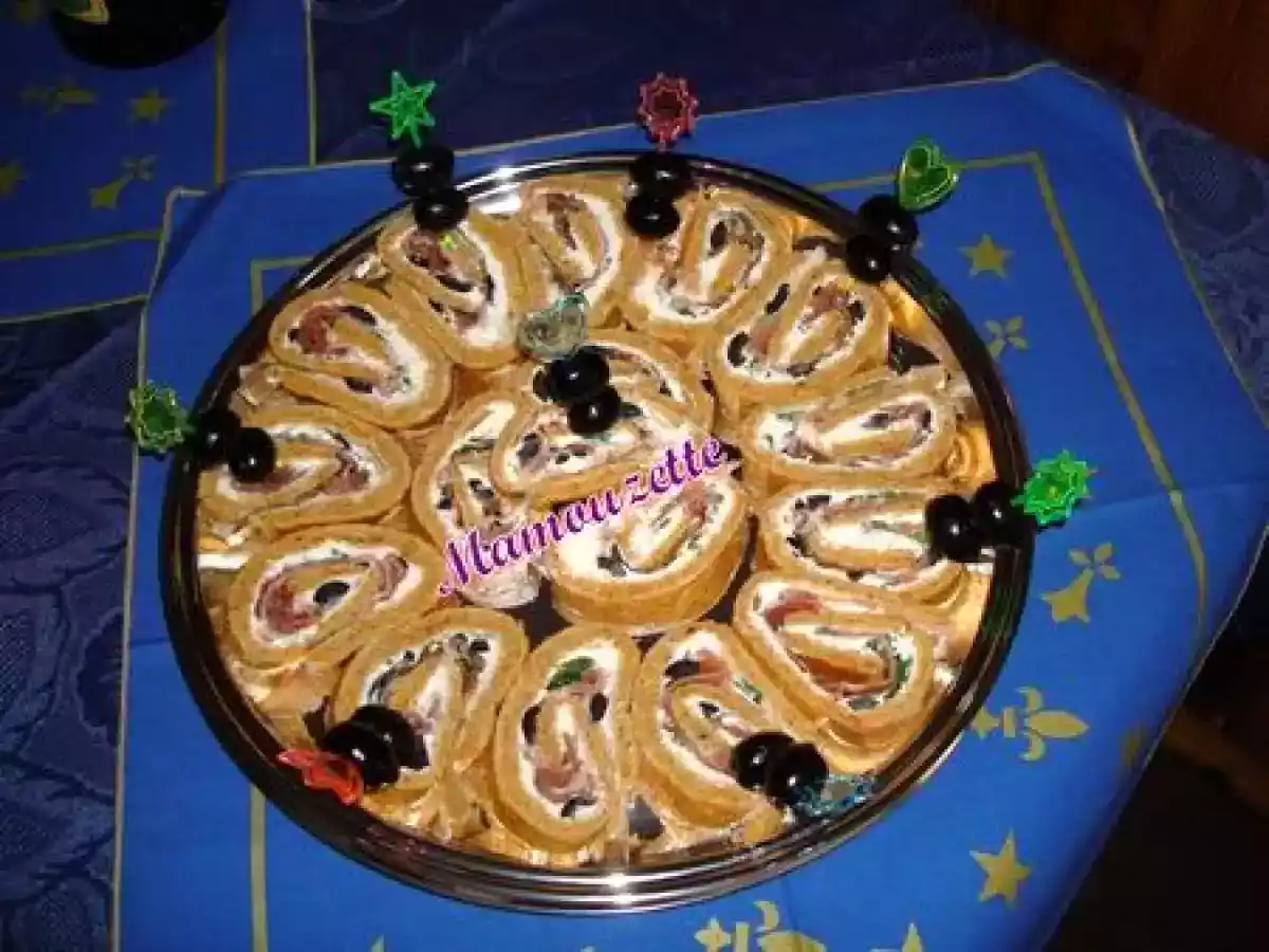 Biscuit roulé au pesto, ricotta, olives noires, roquette et jambon cru