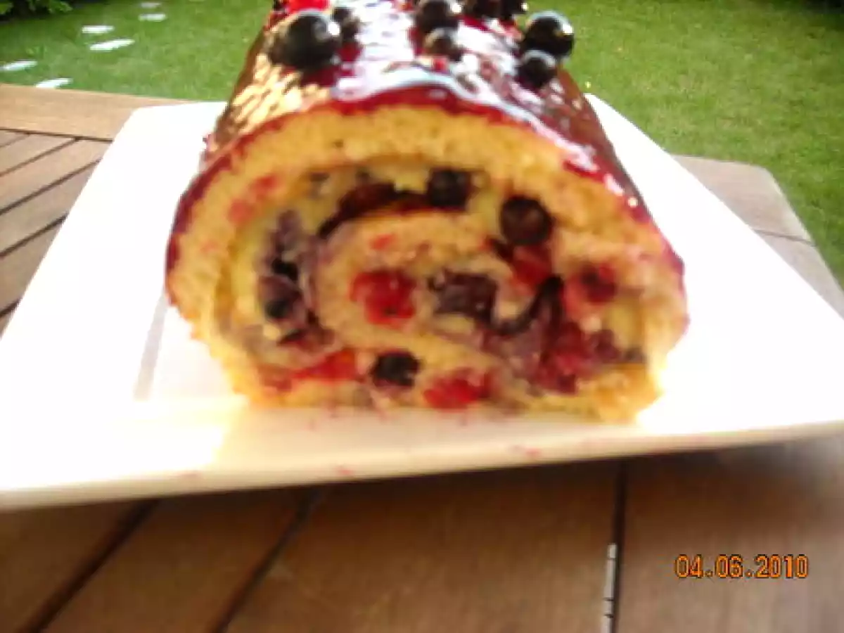 BISCUIT ROULE AUX FRUITS ROUGES