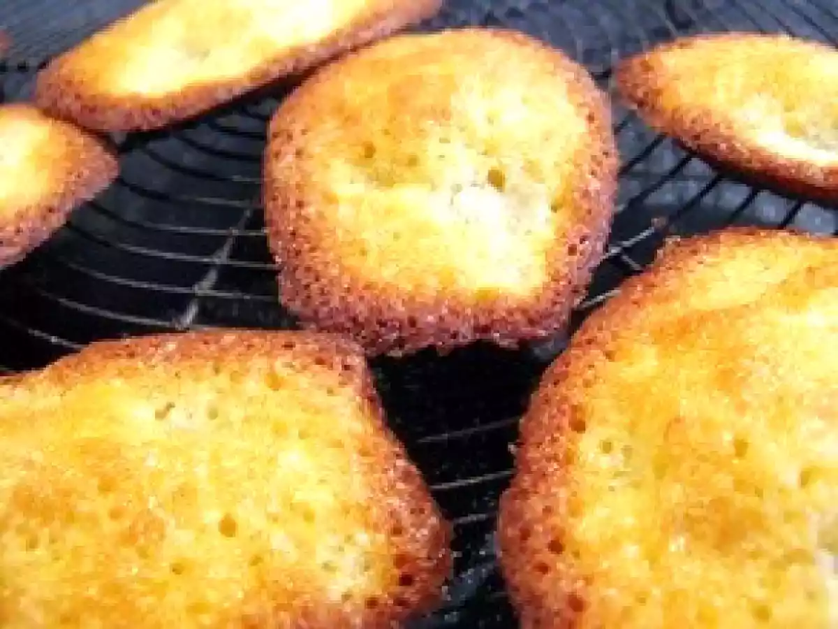 Biscuits à la banane dans sa petite robe en sauce au chocolat.