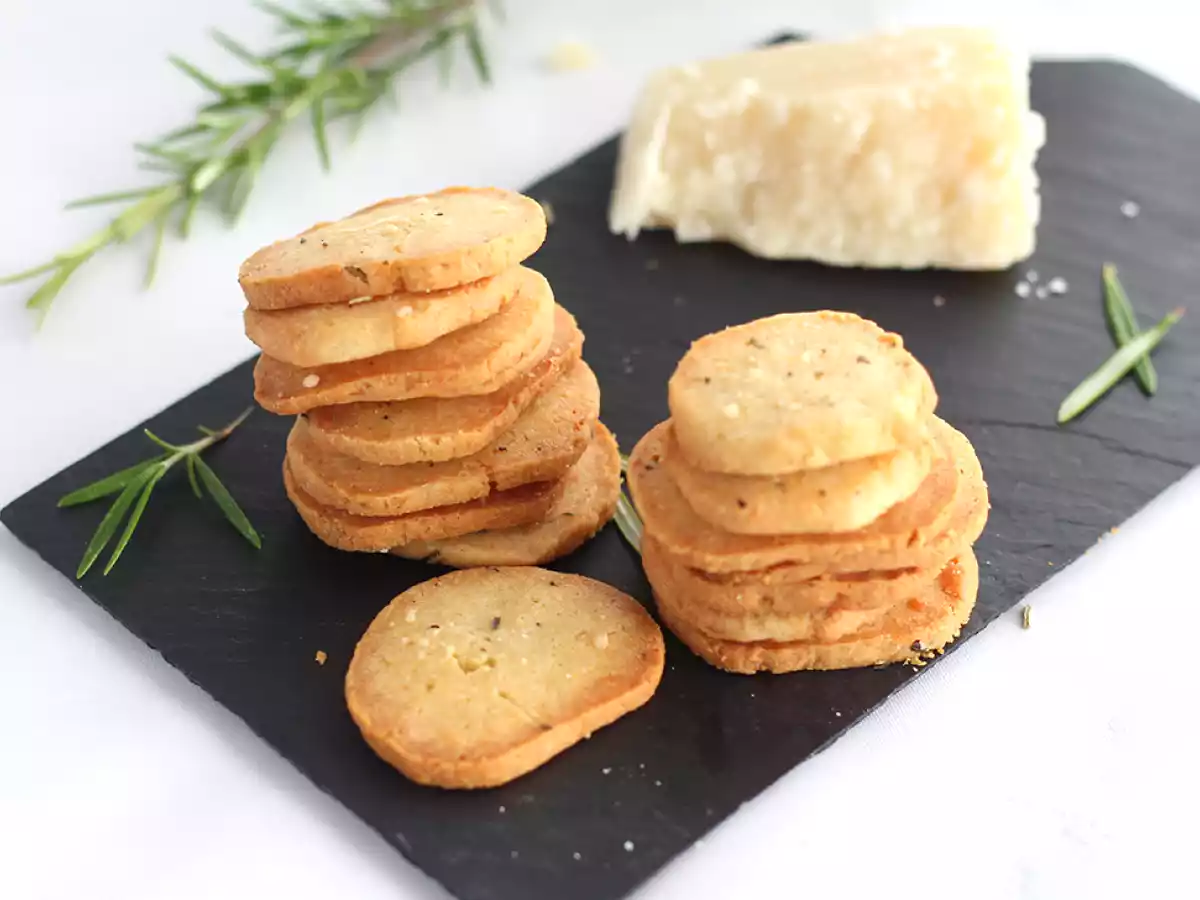 Biscuits apéritif au parmesan et romarin