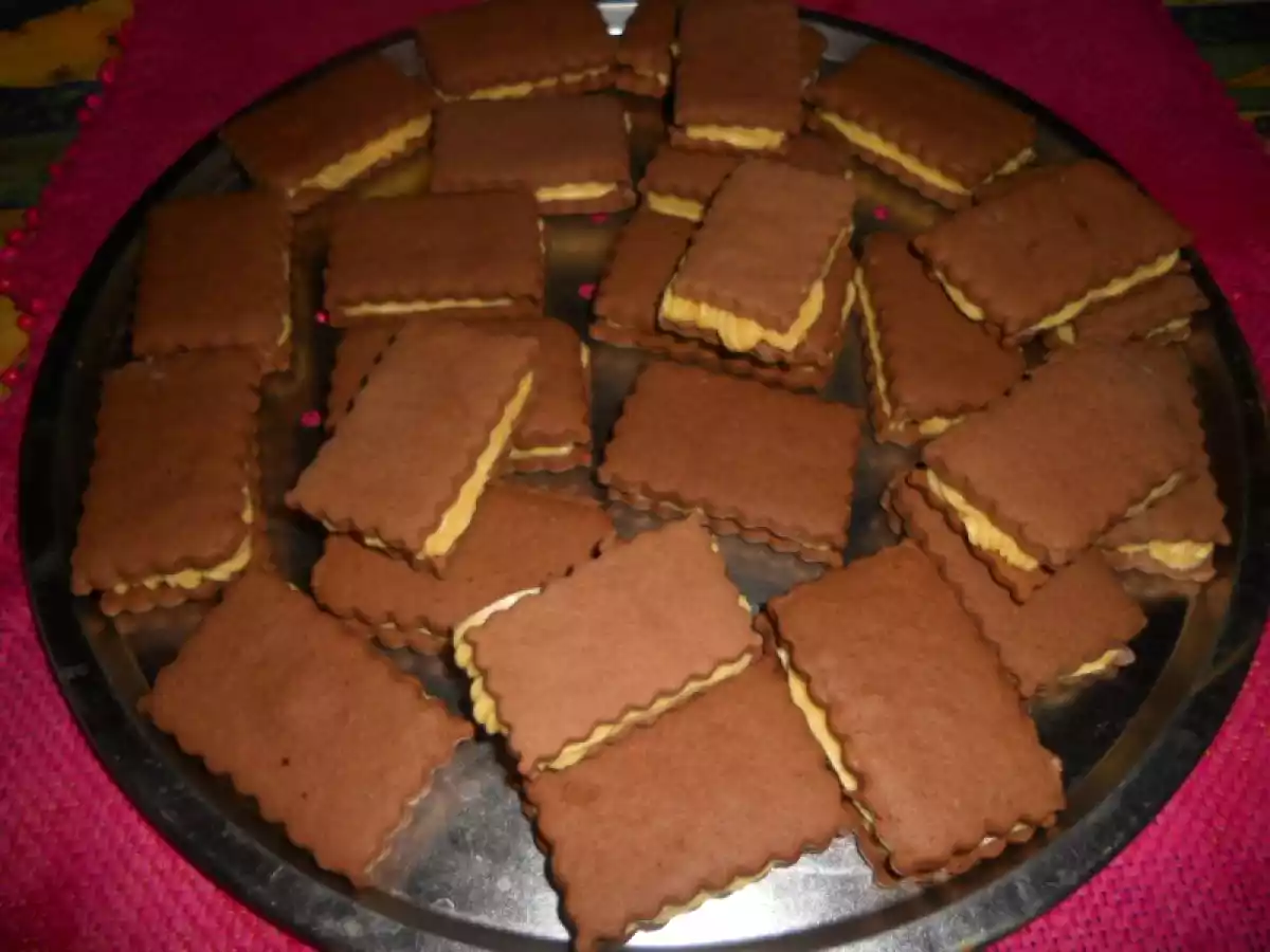 Biscuits au chocolat fourrés à la crème vanille