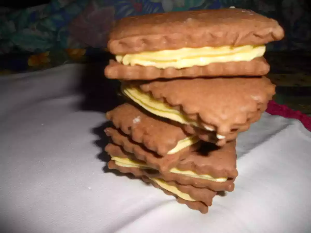 Biscuits au chocolat fourrés à la crème vanille - photo 2