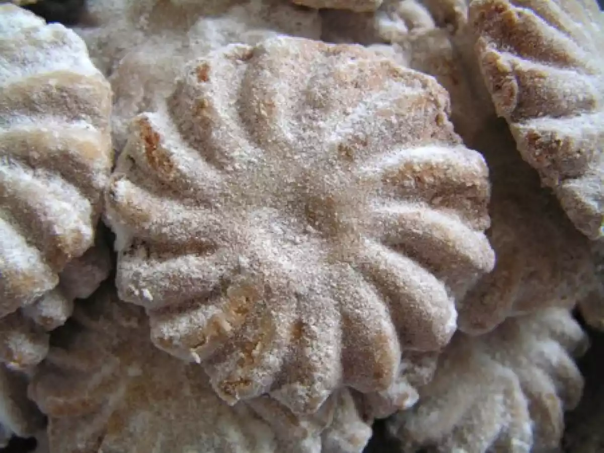 Biscuits aux amandes, raisins et cannelle (Ghoribas)