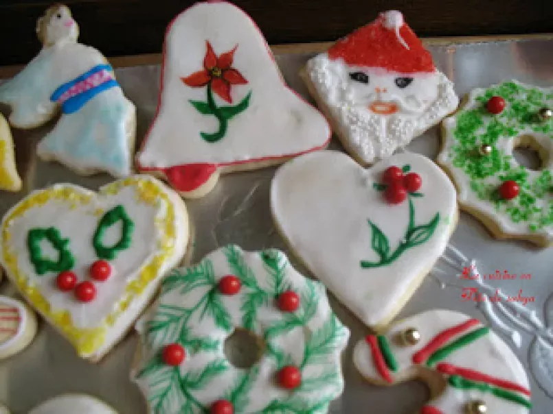 Biscuits de Noël, emporte-pièce à la crème sure, peint et dessiné à la main
