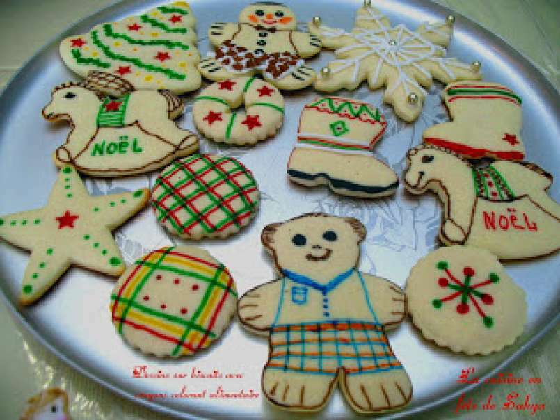 Biscuits de Noël, emporte-pièce à la crème sure, peint et dessiné à la main - photo 2