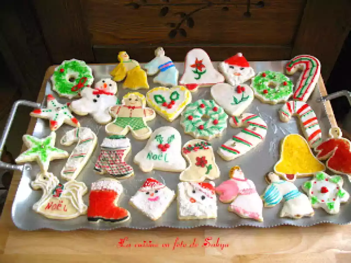 Biscuits de Noël, emporte-pièce à la crème sure, peint et dessiné à la main - photo 3