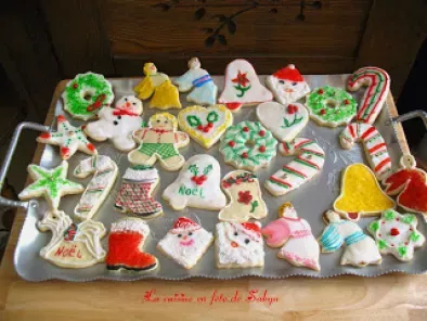 Biscuits de Noël, emporte-pièce à la crème sure, peint et dessiné à la main - photo 3
