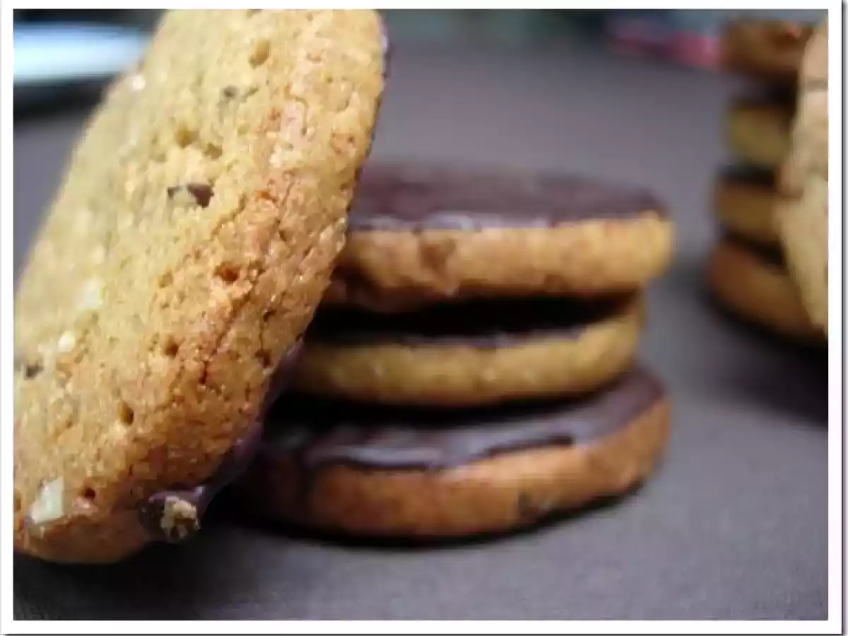Biscuits sablés quinoa, céréales et graines nappés de chocolat