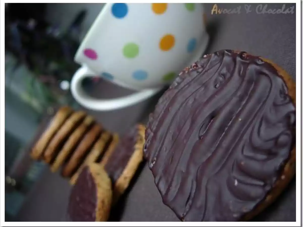 Biscuits sablés quinoa, céréales et graines nappés de chocolat - photo 2