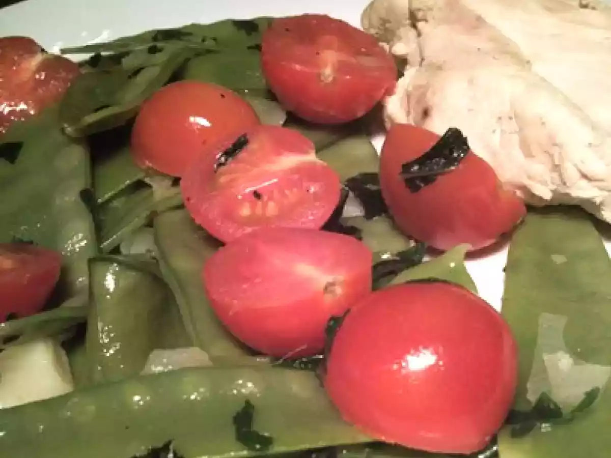 Blanc de poulet poché, pois gourmands et tomates cerises