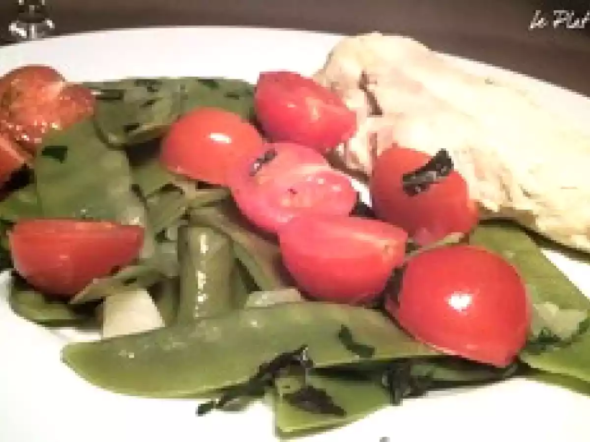 Blanc de poulet poché, pois gourmands et tomates cerises - photo 2