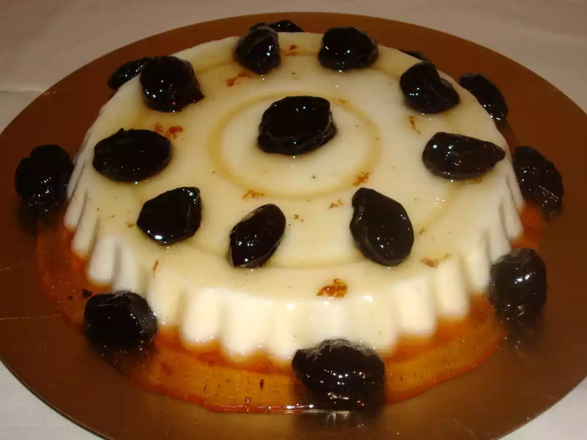 Blanc manger à la noix de coco et colis de pruneau