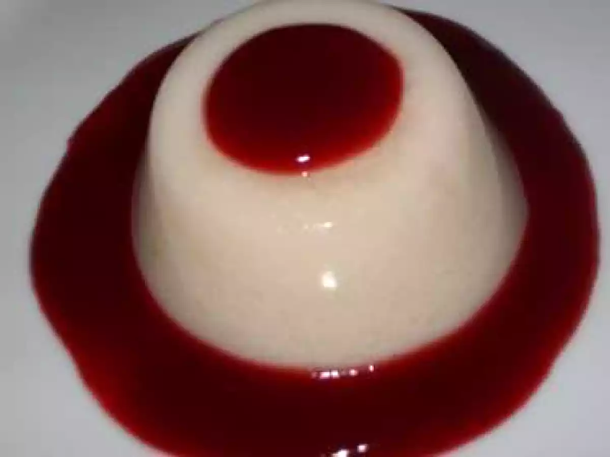 Blanc-manger au lait d'amande et coulis de fruit rouge