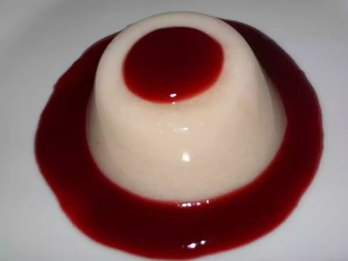 Blanc-manger au lait d'amande et coulis de fruits rouges de bijou