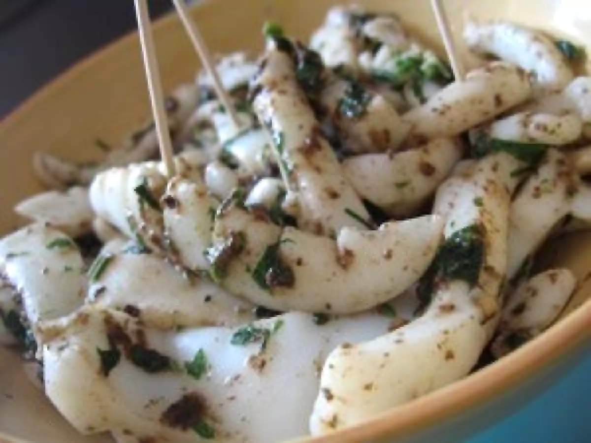 Blancs de seiche à la tapenade et moules au beurre d'ail