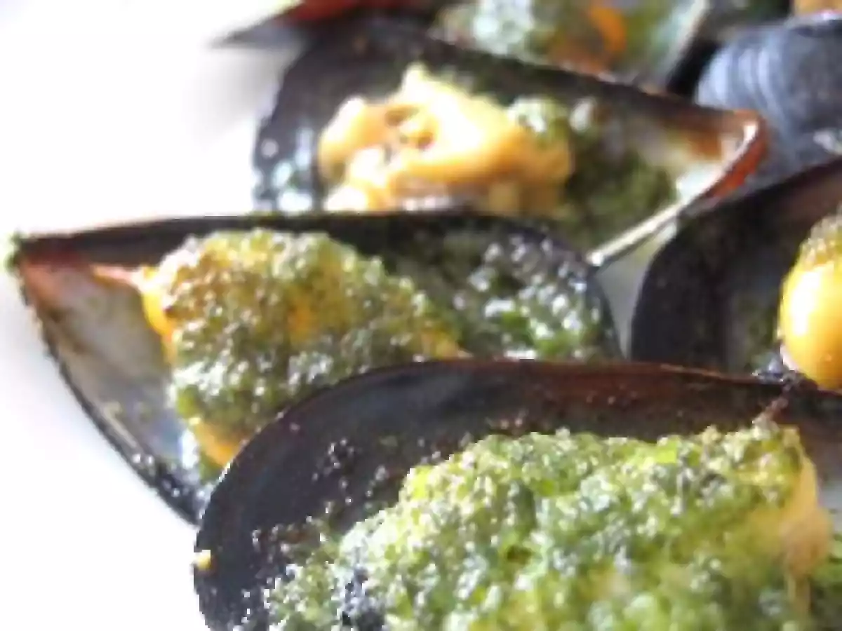 Blancs de seiche à la tapenade et moules au beurre d'ail - photo 3