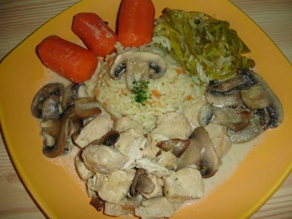 Blanquette de poulet, riz, carottes et poireaux.