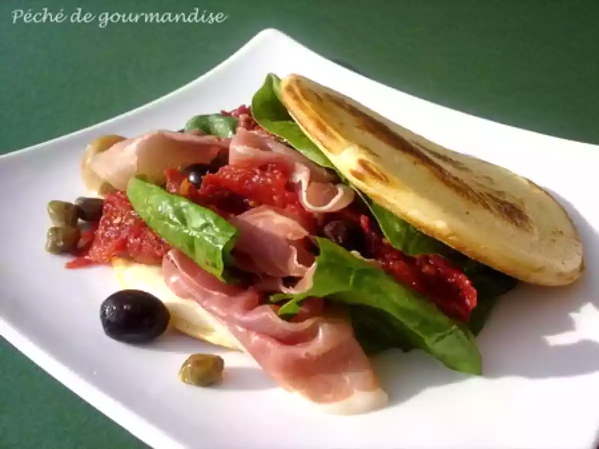 Blinis à l'italienne au jambon de Parme, épinards frais et tomates