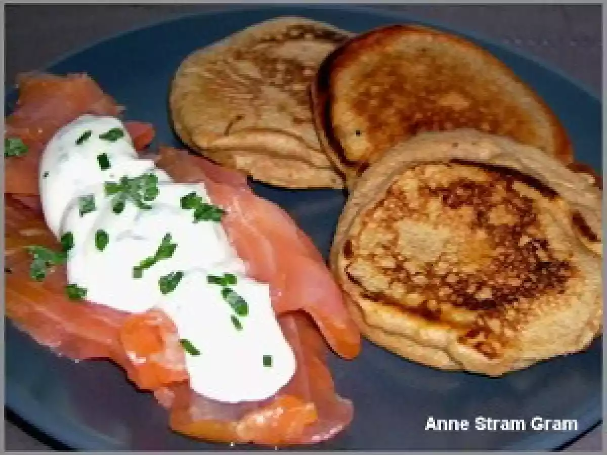 Blinis à la farine de châtaigne, saumon fumé et sa crème à la ciboulette