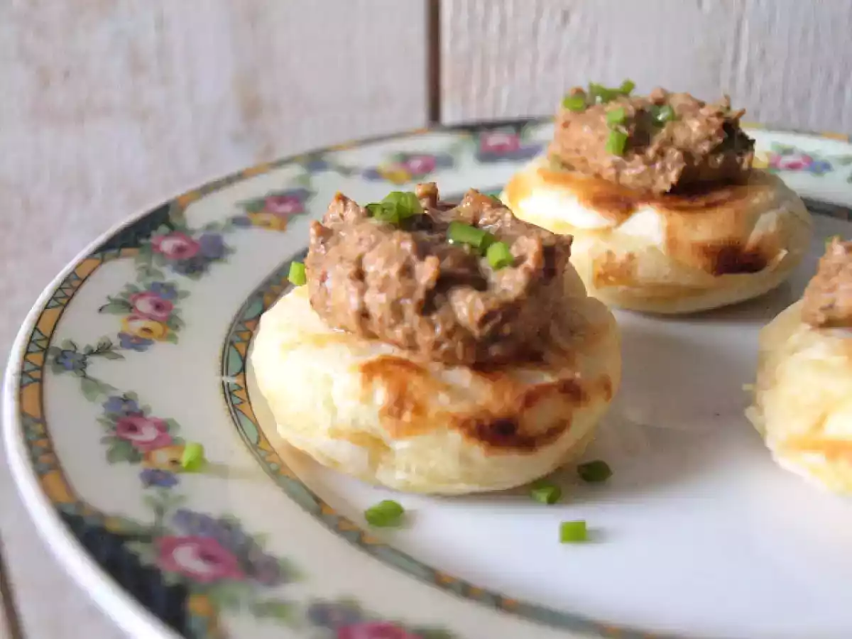 Blinis à la russe et crème de girolles