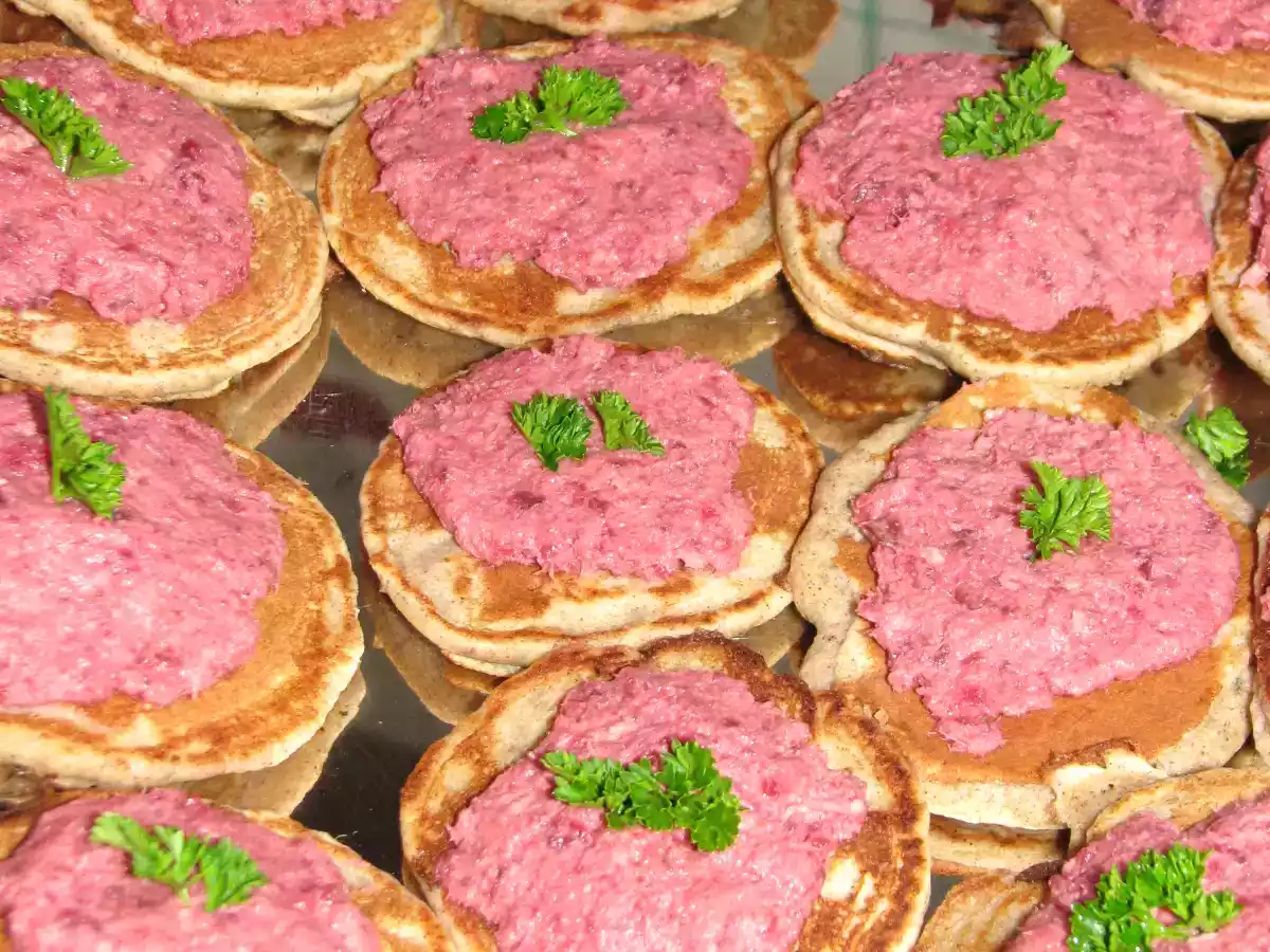 Blinis au sarrasin, crème de thon à la betterave