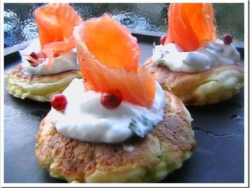 Blinis aux courgettes et saumon pos sur un nuage de fromage