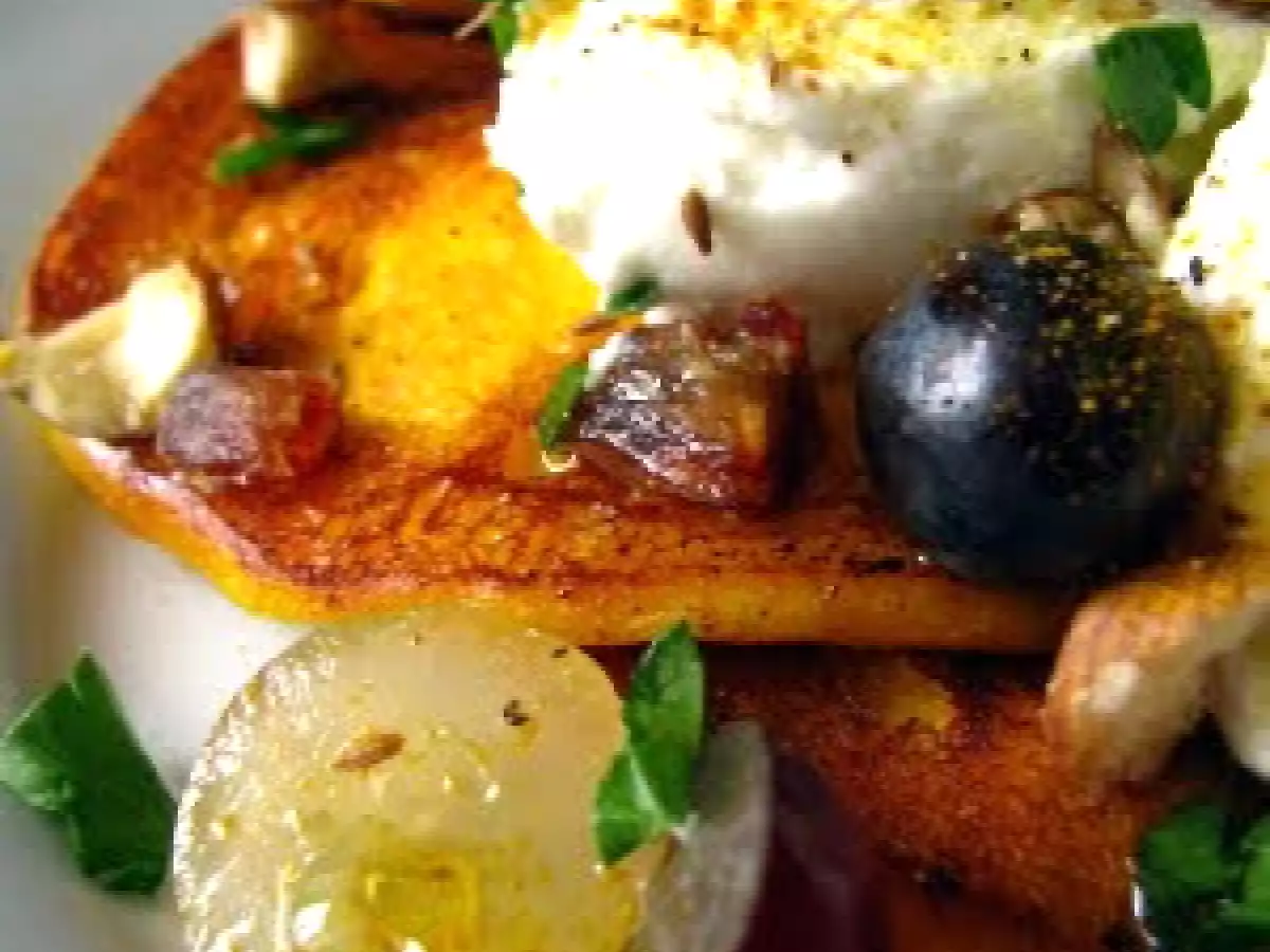 Blinis de butternut aux épices, accompagnement au chèvre, fruits secs et frais