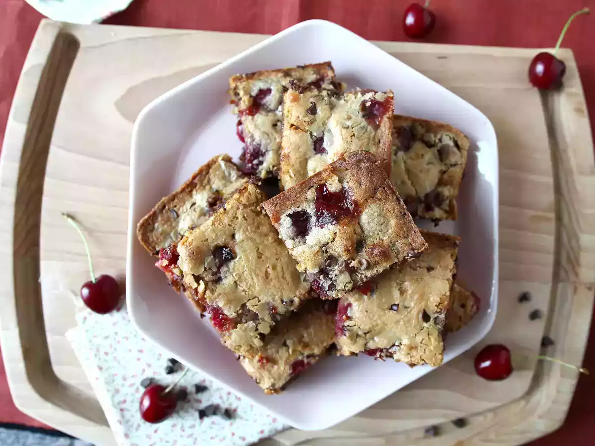 Blondie cerises et chocolat, le gâteau croquant et fondant parfait - photo 2