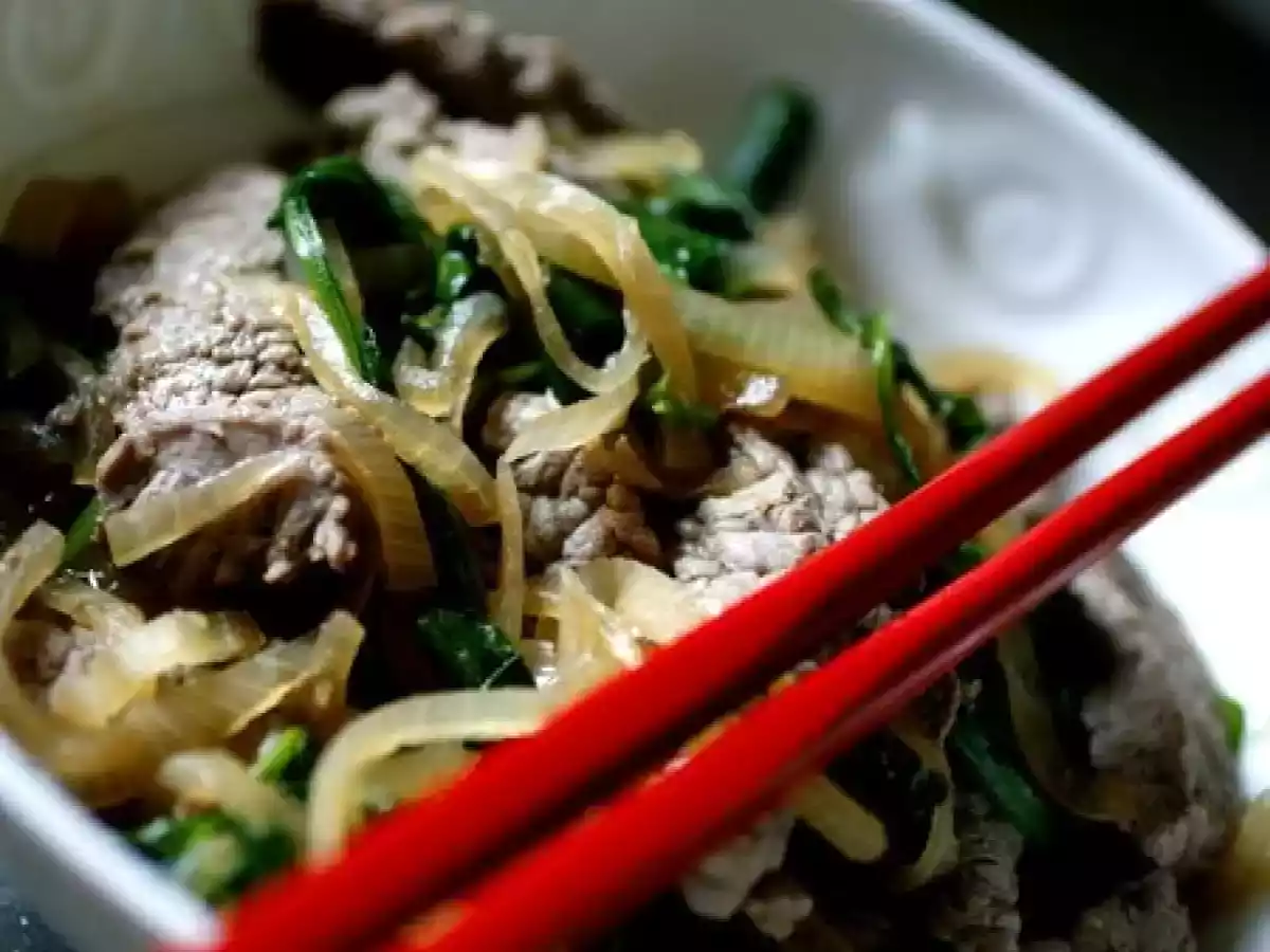 Boeuf à la japonaise, pousses d'épinard sur lit de riz