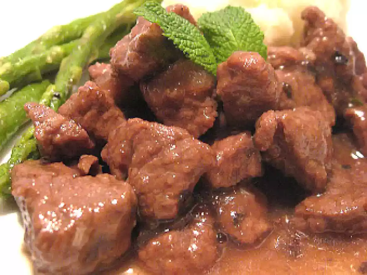 Boeuf braisé aux baies de genièvre et à la gelée de groseilles