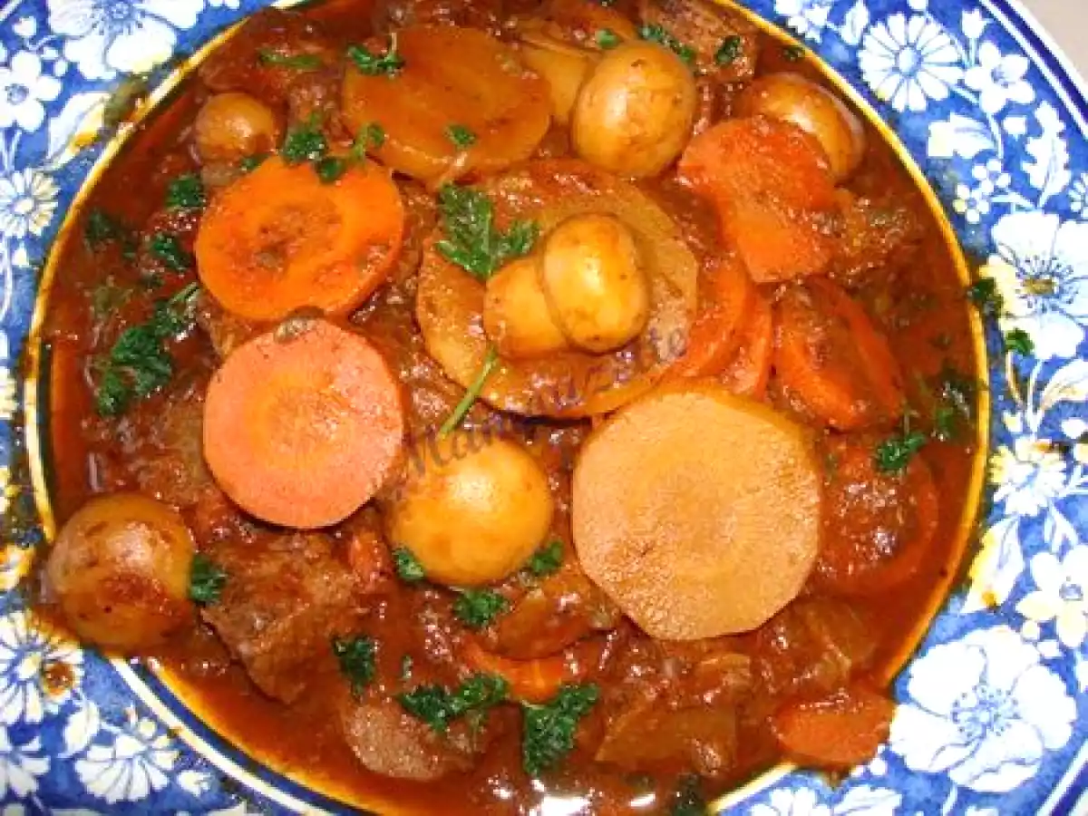 Boeuf mijoté à la tomate et aux légumes