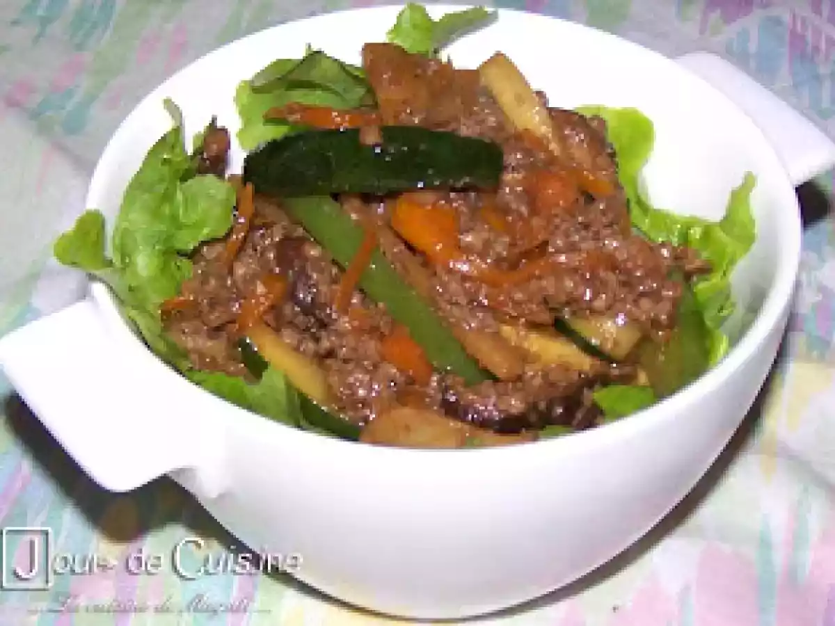 Boeuf sauté aux légumes et laitue