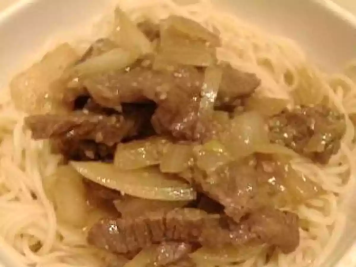 Boeuf Sauté Aux Oignons Et Nouilles Somen