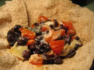 Bols-tortillas garnis de haricots noirs à la bruschetta