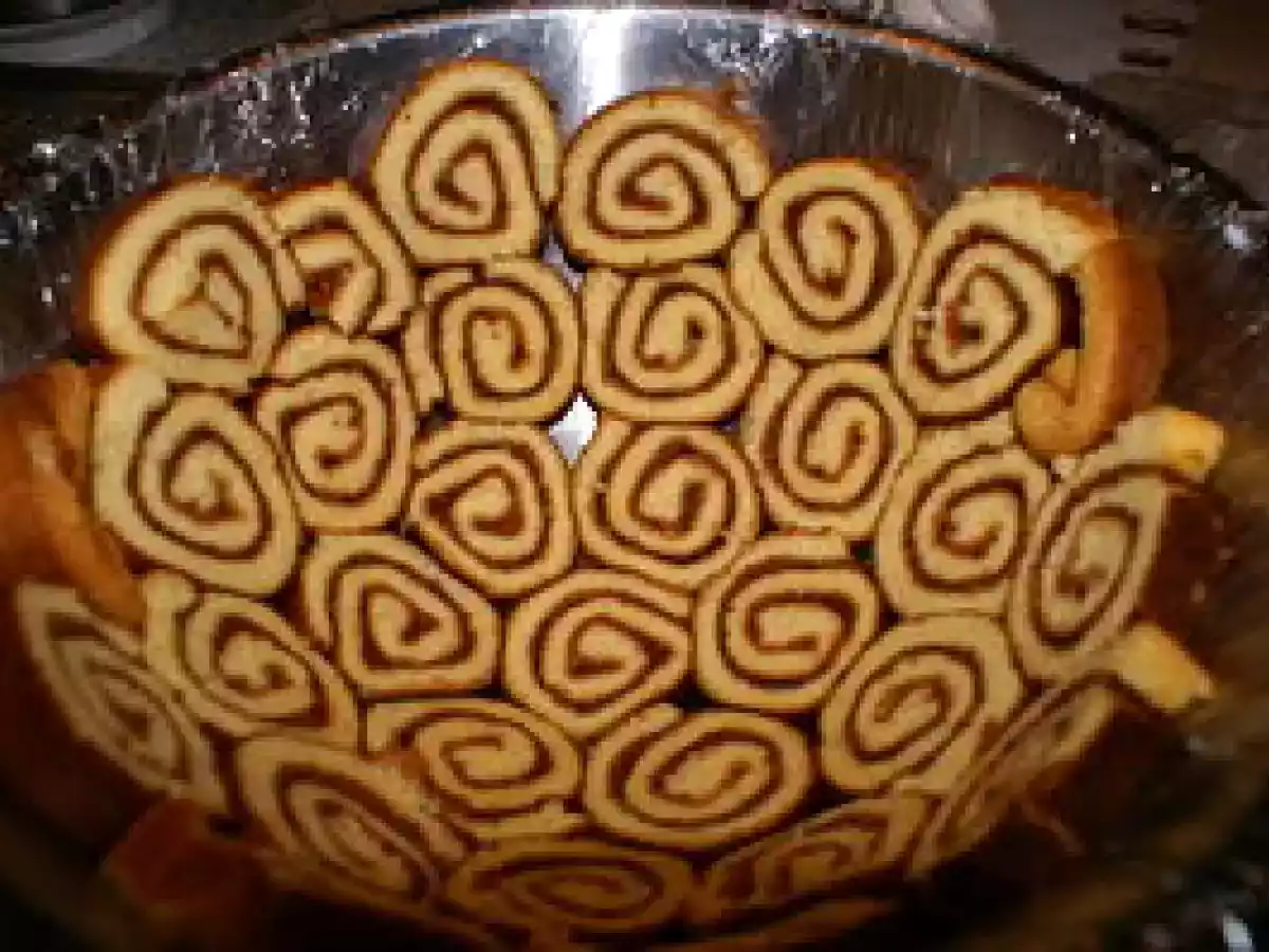 Bombe glacée aux fraises et son roulé de confiture