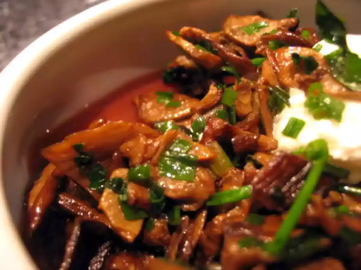 Bortsch aux haricots et aux champignons