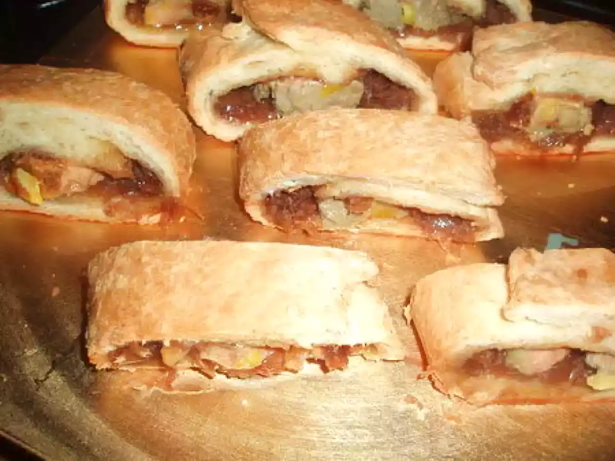 Bouchées briochées au foie gras et confit d'oignons