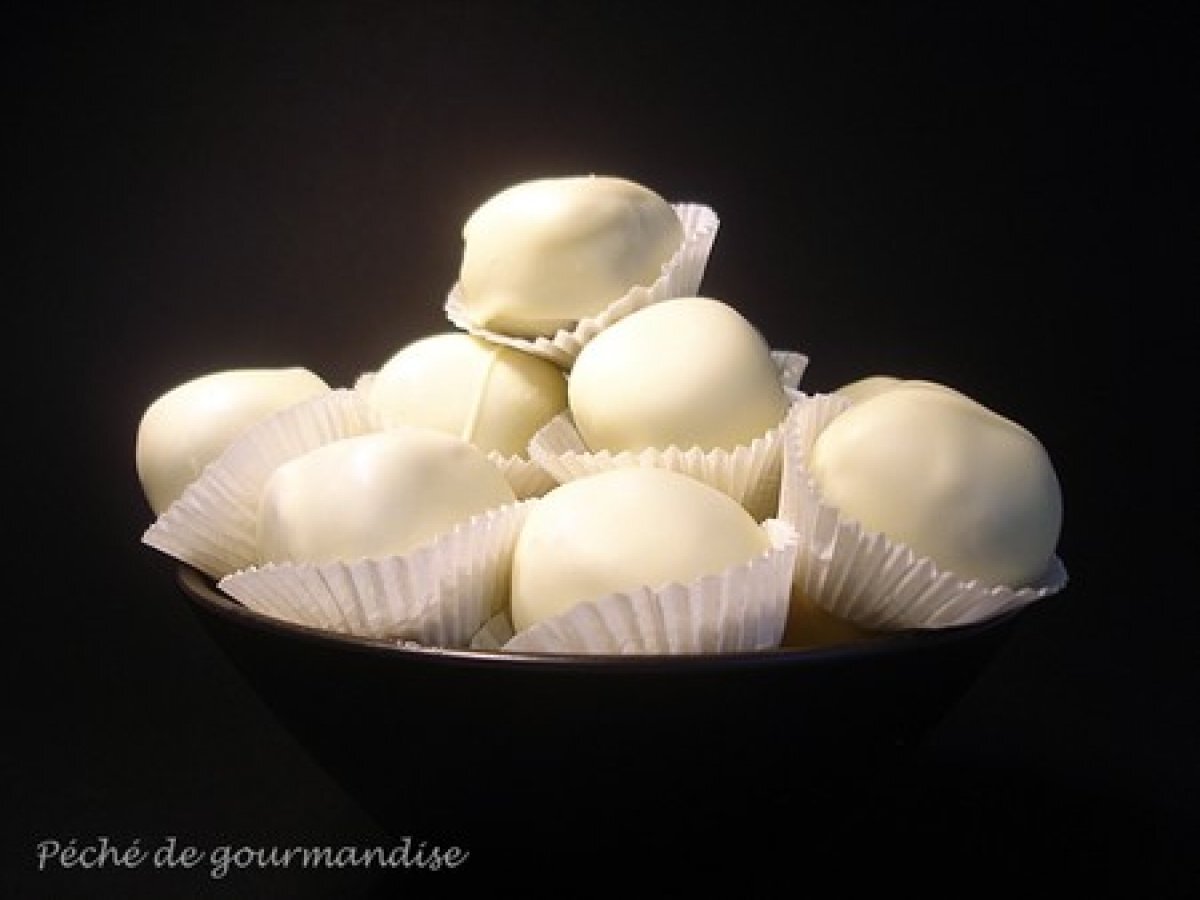Bouchées de chocolat blanc, ganache au chocolat au lait et aux fruit de