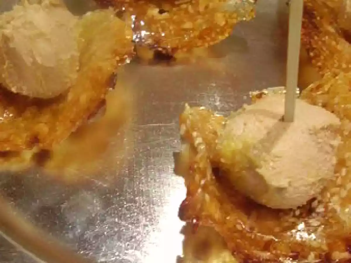 Bouchées de foie gras sur tuiles de sésame.