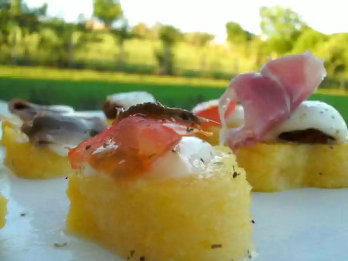 Bouchées de polenta, mozzarella tomate